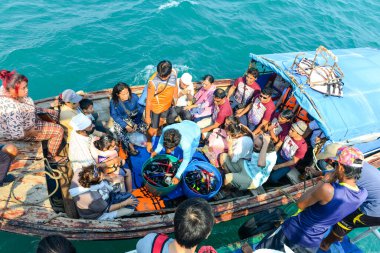 PHUKET, THAILAND - 24 Mart 2015: Phuket adasında Andaman Denizi 'nin mavi sularında uzun kuyruklu tekneyle seyahat eden grup turistler. - 24 Mart 2015, Phuket, Tayland.