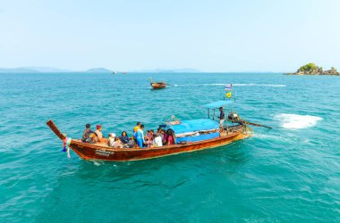 PHUKET, THAILAND - 24 Mart 2015: Phuket adasında Andaman Denizi 'nin mavi sularında uzun kuyruklu tekneyle seyahat eden grup turistler. - 24 Mart 2015, Phuket, Tayland.