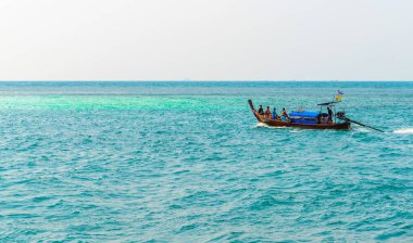 PHUKET, THAILAND - 24 Mart 2015: Phuket adasında Andaman Denizi 'nin mavi sularında uzun kuyruklu tekneyle seyahat eden grup turistler. - 24 Mart 2015, Phuket, Tayland.