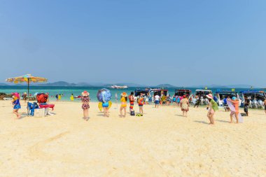 PhANG NGA, THAILAND - 24 Mart: insanlar Khai Nok adasında yaz aylarında plajda eğleniyorlar, dinleniyorlar. - 24 Mart 2015, Phang Nga, Tayland