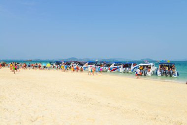 PHANG NGA, THAILAND - 24 Mart: Turistler Khai Nok adasındaki yaz tatilinde Andaman Denizi tropik plajında sürat teknesiyle seyahat edecekler. - 24 Mart 2015, Phang Nga, Tayland