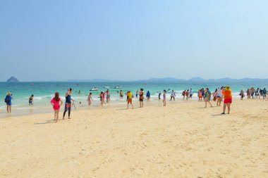 PhANG NGA, THAILAND - 24 Mart: insanlar rahatlıyor, yüzüyor, fotoğraf çekiyor, yazları Khai Nok adasında sahilde eğleniyorlar. - 24 Mart 2015, Phang Nga, Tayland