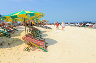 PhANG NGA, THAILAND - 24 Mart: insanlar Khai Nok adasında güneşli bir günde tropikal plajda rahatlatıcı, plaj sandalyeleri ve renkli şemsiyeler. - 24 Mart 2015, Phang Nga, Tayland