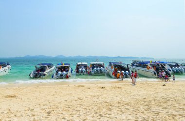 PHANG NGA, THAILAND - 24 Mart: Turistler Khai Nok adasındaki yaz tatilinde Andaman Denizi tropik plajında sürat teknesiyle seyahat edecekler. - 24 Mart 2015, Phang Nga, Tayland
