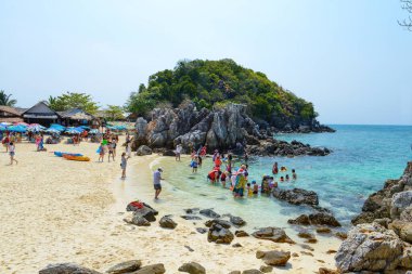 PhANG NGA, THAILAND - 24 Mart: insanlar rahatlıyor, yüzüyor, fotoğraf çekiyor, yazları Khai Nok adasında sahilde eğleniyorlar. - 24 Mart 2015, Phang Nga, Tayland