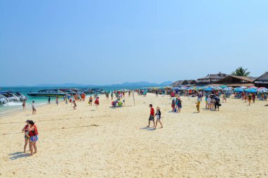 PhANG NGA, THAILAND - 24 Mart: insanlar rahatlıyor, yüzüyor, fotoğraf çekiyor, yazları Khai Nok adasında sahilde eğleniyorlar. - 24 Mart 2015, Phang Nga, Tayland