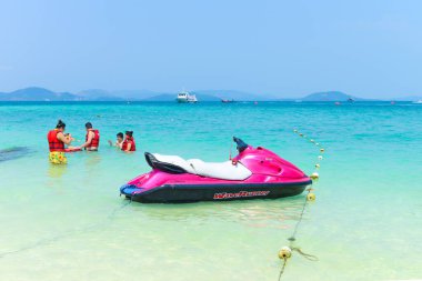 PHANG NGA, THAILAND - 24 Mart: Andaman Denizi sahilinde Magenta Jet ski Khai Nok adasında yaz tatilinde. - 24 Mart 2015, Phang Nga, Thailan