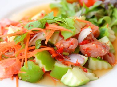 Beyaz tabakta somon salatası. Sağlıklı yiyecekler. Seçici odak, üst görünüm