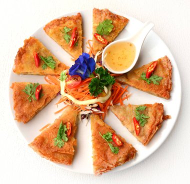 Beyaz tabakta karides ve domuz etiyle doldurulmuş çıtır börek. Vietnam geleneksel yemekleri. Seçici odak, üst görünüm