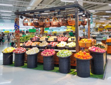 BANGKOK, THAILAND - 9 HAZİRAN 2019: süpermarkette meyve satışı büfeleri. Bangkok, Tayland