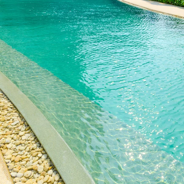 宾馆里漂亮的豪华游泳池 用阳光反射 出游等概念装饰和设计游泳池 — 图库照片