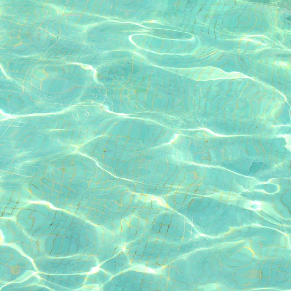 波と太陽の反射効果を持つスイミングプール青い水 — ストック写真