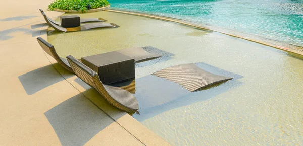 Chaises Plage Dans Piscine Luxe Hôtel Tropical Resort Détente Temps — Photo