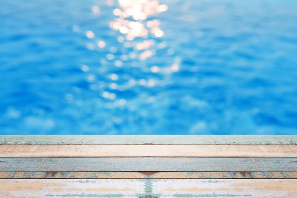 水上折射和海上美丽日出背景模糊的木制桌面 可用于展示或展示您的产品 — 图库照片