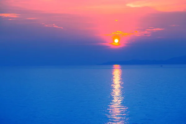 Όμορφο Ηλιοβασίλεμα Στη Θάλασσα Καιρούς Λυκόφωτος — Φωτογραφία Αρχείου