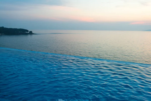 Bela Vista Piscina Infinita Com Pôr Sol Mar Entardecer — Fotografia de Stock