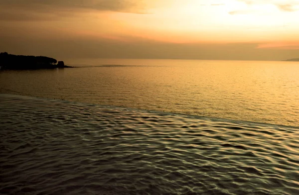 Prachtig Uitzicht Infinity Zwembad Met Zonsondergang Zee Bij Schemering Sepia — Stockfoto
