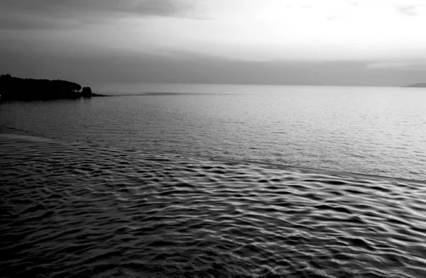 Prachtig Uitzicht Infinity Zwembad Met Zonsondergang Zee Schemering Zwart Wit — Stockfoto