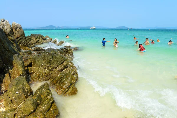 Phang Nga Tailandia Marzo Gente Relajada Nadando Fotografiando Divirtiéndose Playa —  Fotos de Stock