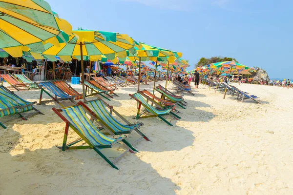 Phang Nga Thailand März Entspannte Menschen Liegestühle Und Bunte Sonnenschirme — Stockfoto