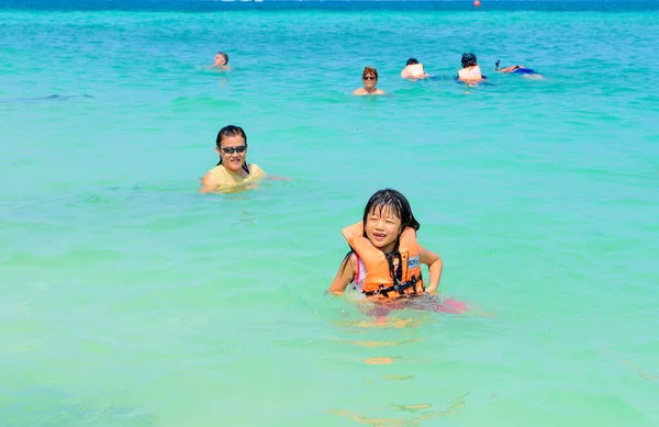 Phang Nga Thailand Março Pessoas Relaxando Nadando Divertindo Praia Verão — Fotografia de Stock