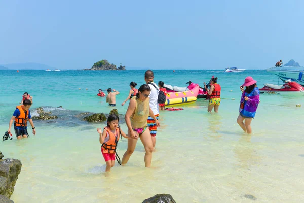 Phang Nga Tailandia Marzo Gente Relajada Nadando Fotografiando Divirtiéndose Playa — Foto de Stock