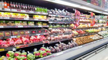BANGKOK, THAILAND - 9 HAZİRAN 2019: süpermarkette meyve satışı büfeleri. Bangkok, Tayland