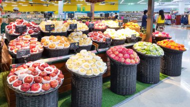 BANGKOK, THAILAND - 9 HAZİRAN 2019: süpermarkette meyve satışı büfeleri. Bangkok, Tayland