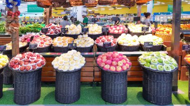 BANGKOK, THAILAND - 9 HAZİRAN 2019: süpermarkette meyve satışı büfeleri. Bangkok, Tayland