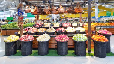 BANGKOK, THAILAND - 9 HAZİRAN 2019: süpermarkette meyve satışı büfeleri. Bangkok, Tayland