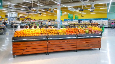 BANGKOK, THAILAND - 9 HAZİRAN 2019: süpermarkette meyve satışı büfeleri. Bangkok, Tayland