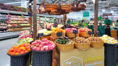 BANGKOK, THAILAND - 9 HAZİRAN 2019: süpermarkette meyve satışı büfeleri. Bangkok, Tayland