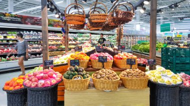 BANGKOK, THAILAND - 9 HAZİRAN 2019: süpermarkette meyve satışı büfeleri. Bangkok, Tayland
