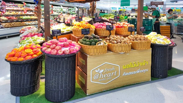 BANGKOK, THAILAND - 9 HAZİRAN 2019: süpermarkette meyve satışı büfeleri. Bangkok, Tayland