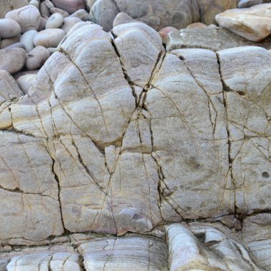 Sahildeki taşın dokusu ve arkaplanı için yakınlaşması