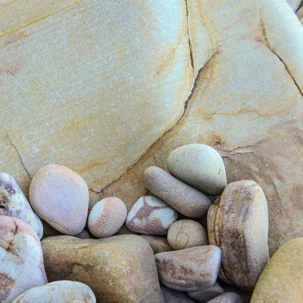 Close Pequenas Rochas Arredondadas Sobre Fundo Pedra — Fotografia de Stock