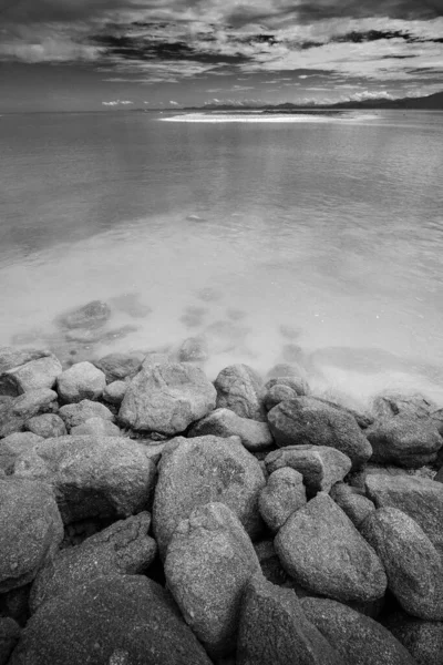 Rotsstrand Blauwe Lucht Met Prachtige Wolken Tropische Zee Rotsen Kust — Stockfoto