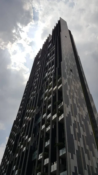バンコク 9月13 2017 モダンなオフィスビルの形 曇り空の超高層ビル — ストック写真