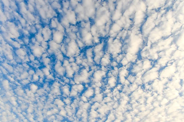 Der Blaue Himmel Und Weiße Flauschige Wolken — Stockfoto