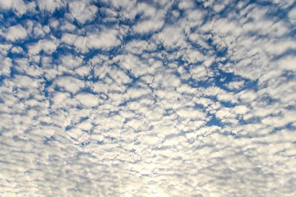 Der Blaue Himmel Und Weiße Flauschige Wolken — Stockfoto