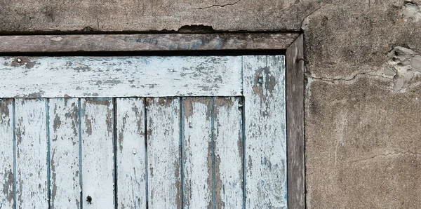 コンクリート壁と古い木製の板ドア — ストック写真