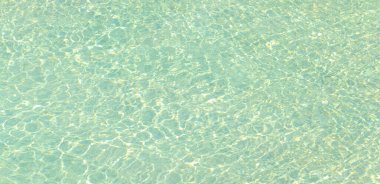 Yüzme havuzu mavi su dalga ve güneş ışığı yansıması efektiyle