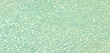 Yüzme havuzu mavi su dalga ve güneş ışığı yansıması efektiyle