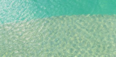 Yüzme havuzu mavi su dalga ve güneş ışığı yansıması efektiyle