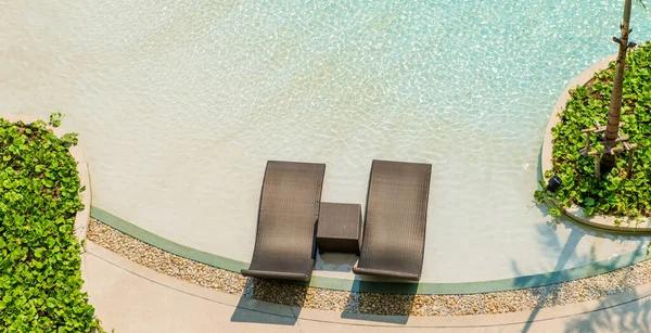 热带酒店度假胜地的豪华游泳池中的海滨椅子 在游泳池中悠闲悠闲 顶部视图 — 图库照片