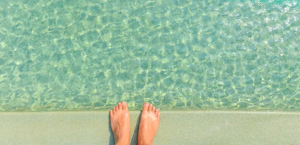 Piede Nudo Dell Uomo Piedi Sul Bordo Della Piscina Blu — Foto Stock