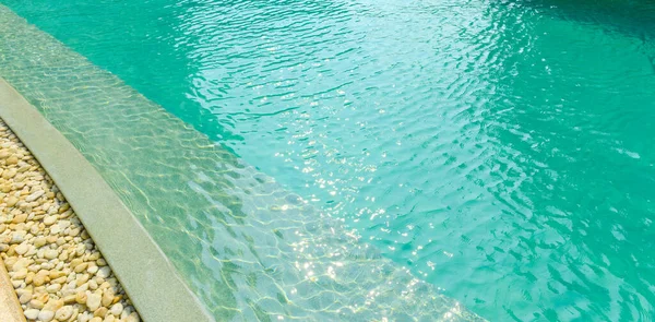 Primo Piano Del Bordo Pietra Fronte Alla Piscina Blu Brillante — Foto Stock