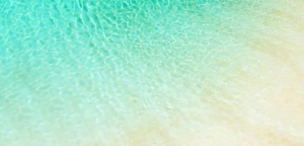Yüzme Havuzu Güzel Mavi Plajı Yüksek Manzaralı Tropik Bir Otelde — Stok fotoğraf