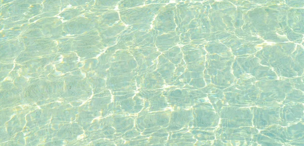 Piscina Água Azul Com Uma Onda Efeito Reflexão Luz Solar — Fotografia de Stock