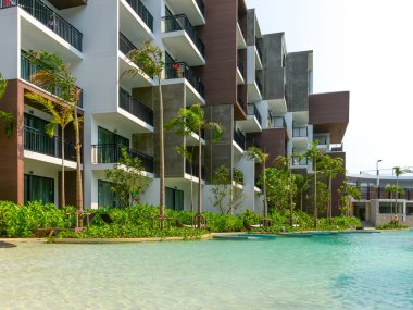 PATTAYA, THAILAND - 20 Nisan 2016: Yüzme havuzu ve su parkı manzarası. Modern lüks otel, park dinlenme alanı, Pattaya, Tayland, 20 Nisan 2016